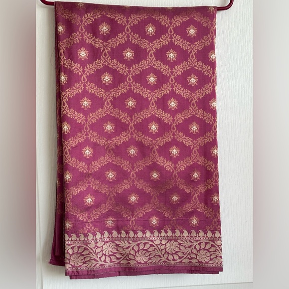 Elegant Pink and Gold Patterned Saree w Skirt & Blouse - Picture 2 of 10